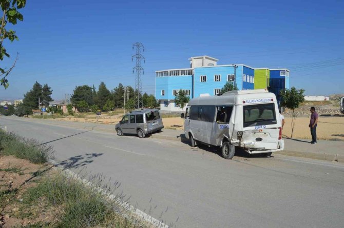 Üç aracın karıştığı kazada 1 kişi yaralandı