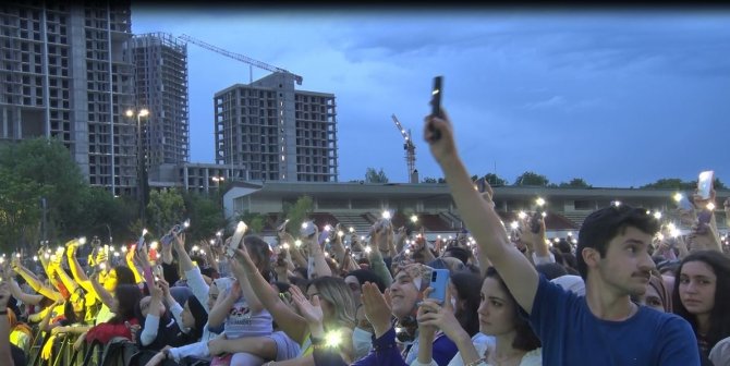 Ünlü sanatçı Soner Sarıkabadayı, Başkent Millet Bahçesi’nde sahne aldı