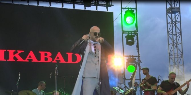 Ünlü sanatçı Soner Sarıkabadayı, Başkent Millet Bahçesi’nde sahne aldı