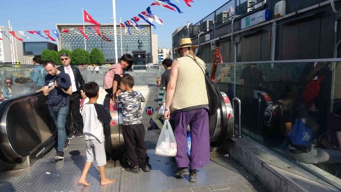 Yürüyen merdivenlerde tehlikeli oyun