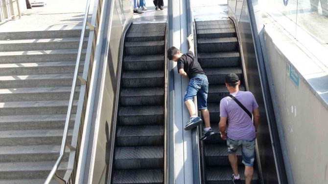 Yürüyen merdivenlerde tehlikeli oyun