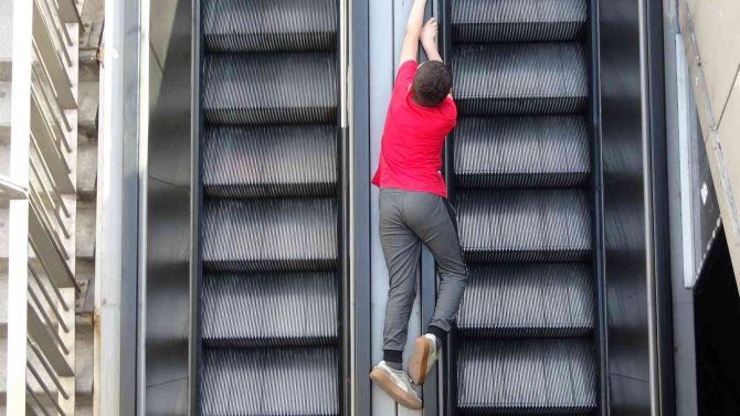 Yürüyen merdivenlerde tehlikeli oyun