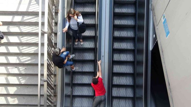 Yürüyen merdivenlerde tehlikeli oyun