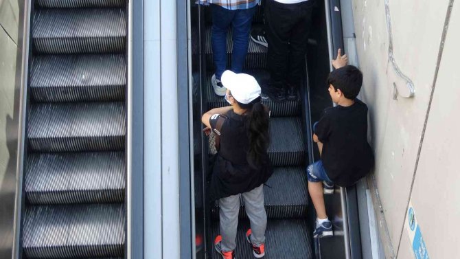 Yürüyen merdivenlerde tehlikeli oyun