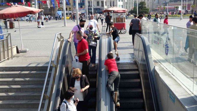 Yürüyen merdivenlerde tehlikeli oyun