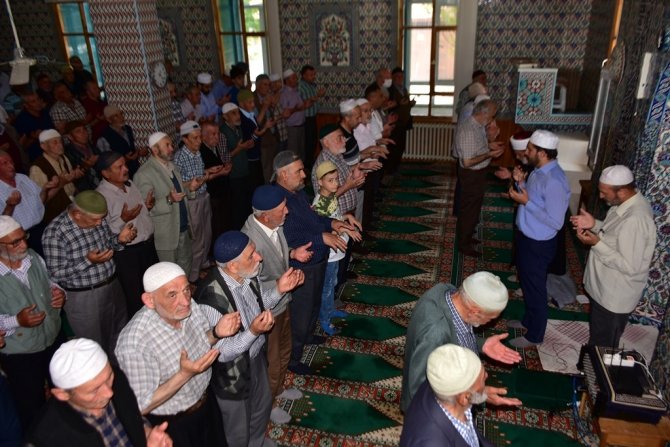 2 bin kişi yağmur duası için bir araya geldi