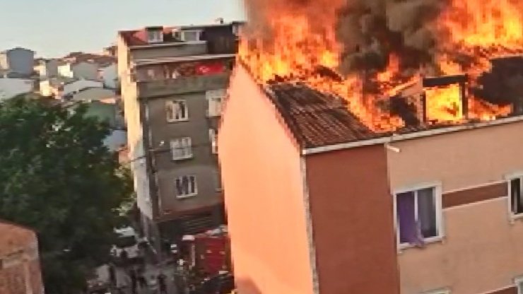 4 katlı binanın çatısı alev alev yandı