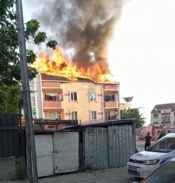 4 katlı binanın çatısı alev alev yandı