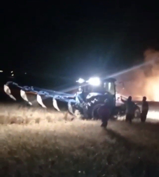 Arpa ve buğdaylar yangında  küle döndü