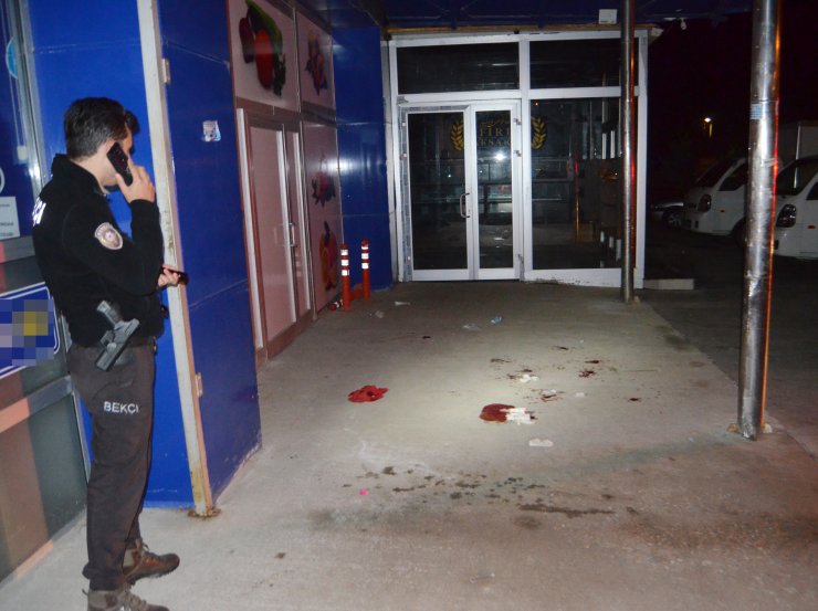 Bıçak ve masatlı 'yol verme' kavgası