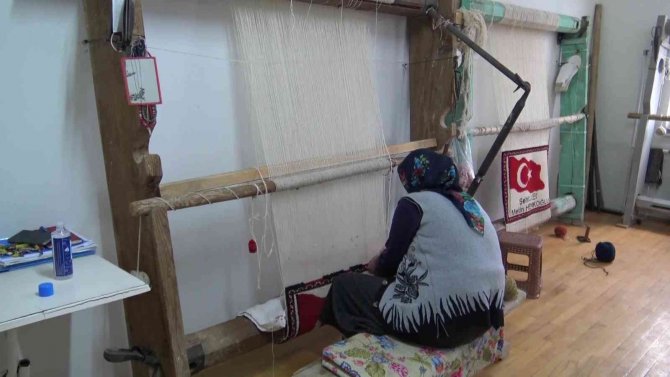 Bin yıllık yöntemle dokunan motifler yeniden hayat buluyor