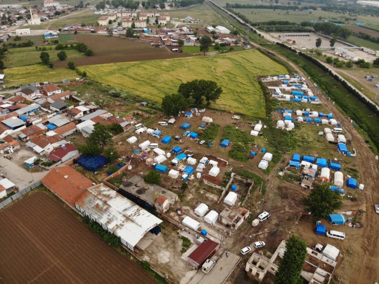 Çadırda yaşayan mevsimlik işçilerin çocukları okumak istiyor