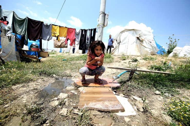 Çadırda yaşayan mevsimlik işçilerin çocukları okumak istiyor