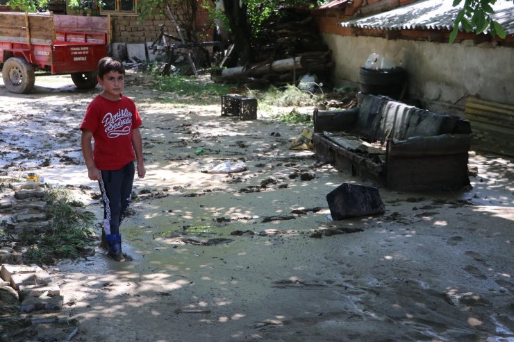 Dereler taştı; tarım arazileri ve evler su altında kaldı