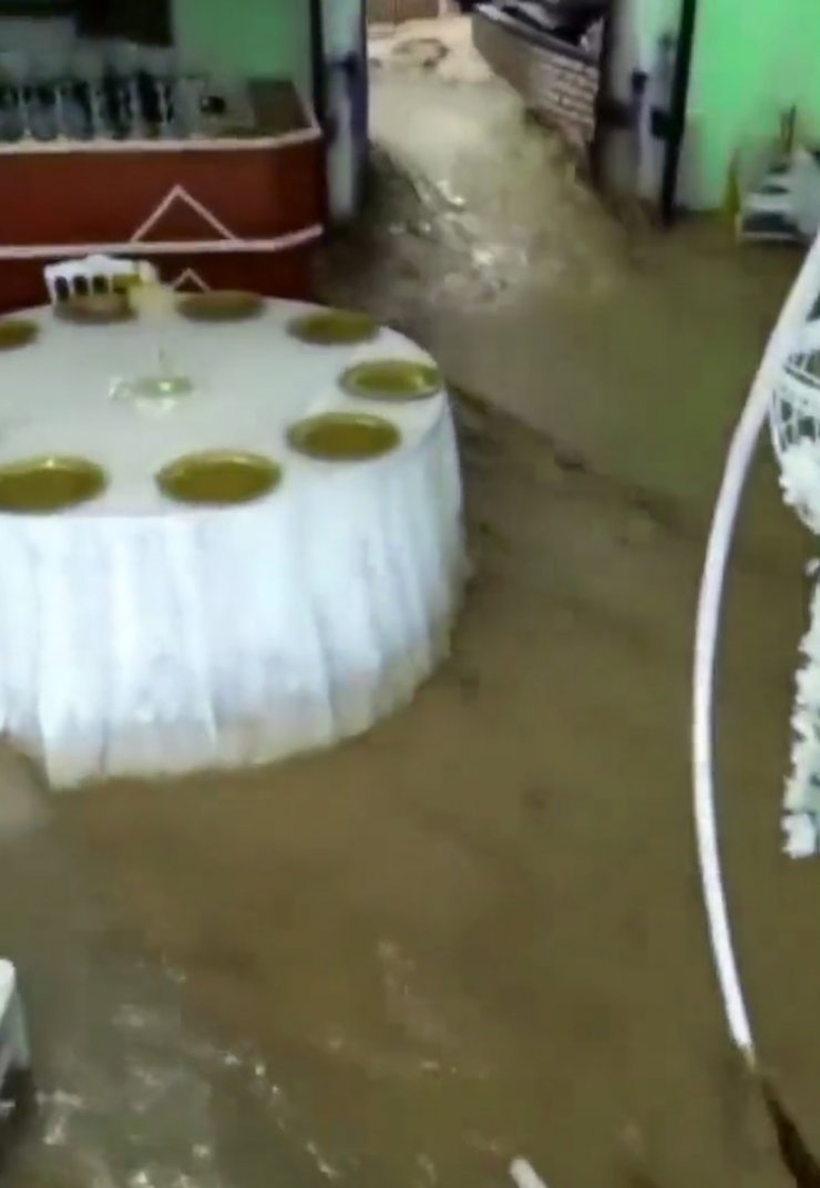 Düğünde sel paniği kamerada