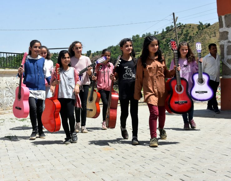 Gitar çalmayı öğrenen 8 kız öğrenci, köylerde mini konserler veriyor