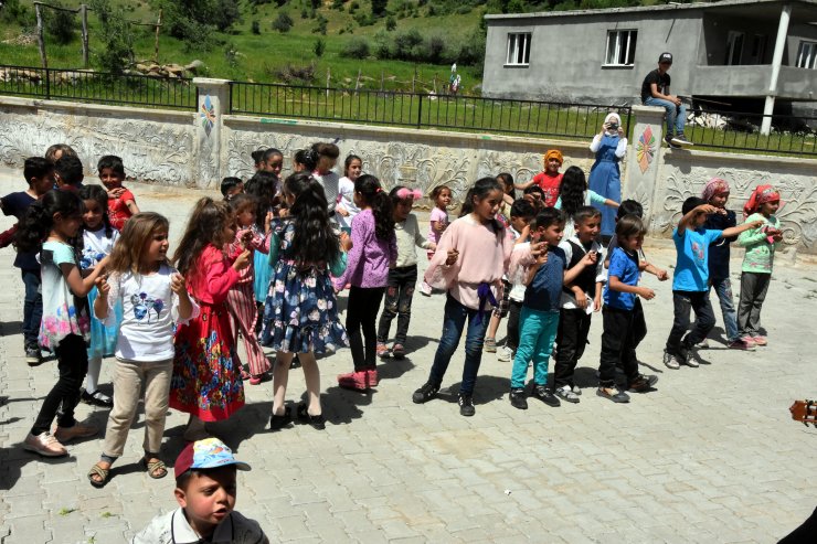 Gitar çalmayı öğrenen 8 kız öğrenci, köylerde mini konserler veriyor