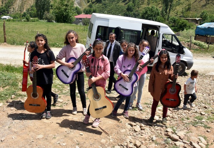 Gitar çalmayı öğrenen 8 kız öğrenci, köylerde mini konserler veriyor