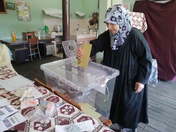 Görevden alınan muhtarın eşi muhtar seçildi