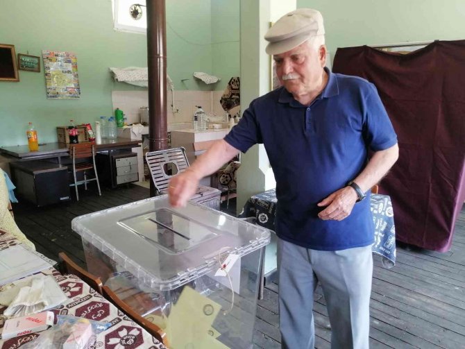 Görevden alınan muhtarın eşi muhtar seçildi