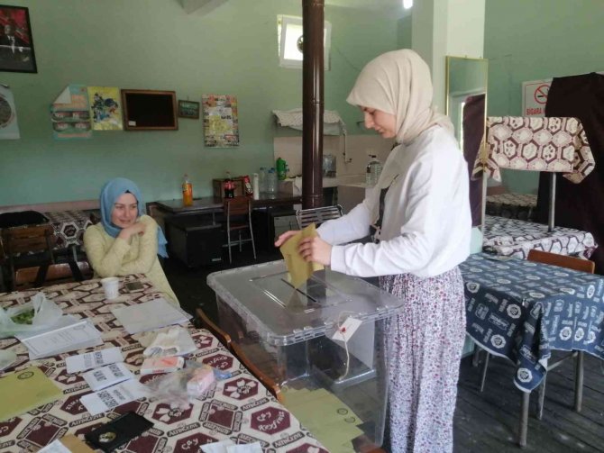 Görevden alınan muhtarın eşi muhtar seçildi