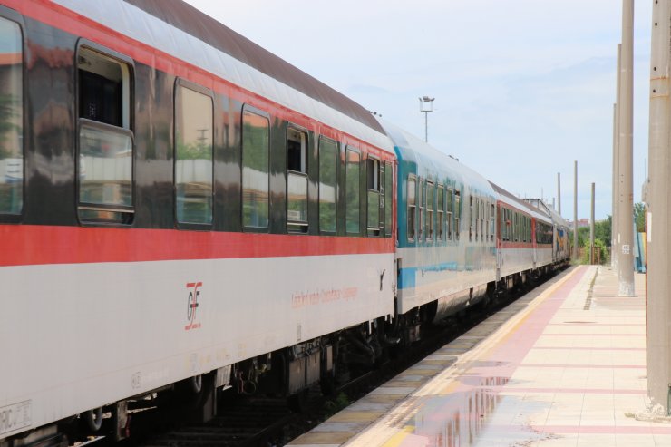 Gurbetçiler, tatil için trenle ana vatana geliyor