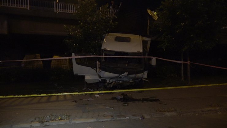 İzmir'de, kamyon otomobille çarpıştı: 1 ölü, 5 yaralı