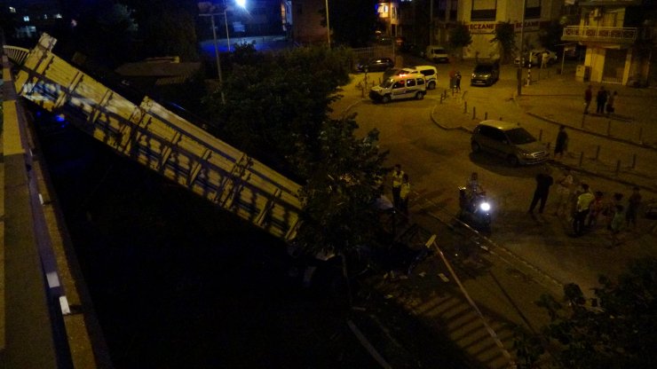 İzmir'de, kamyon otomobille çarpıştı: 1 ölü, 5 yaralı