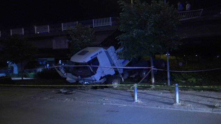 İzmir'de, kamyon otomobille çarpıştı: 1 ölü, 5 yaralı