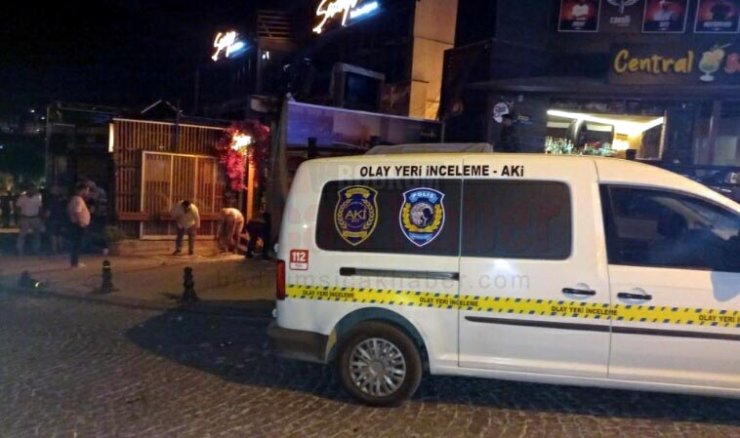 Kaldırıma çıkan otomobilin çarparak duvara sıkıştırdığı İngiliz turist öldü