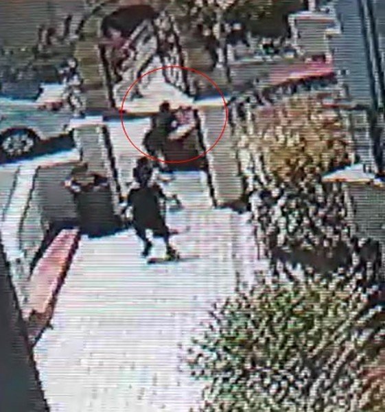 Köpekten korkup kaçan çocuğa araba çarptı