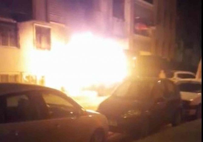 Kundaklanan minibüs alev alev yandı