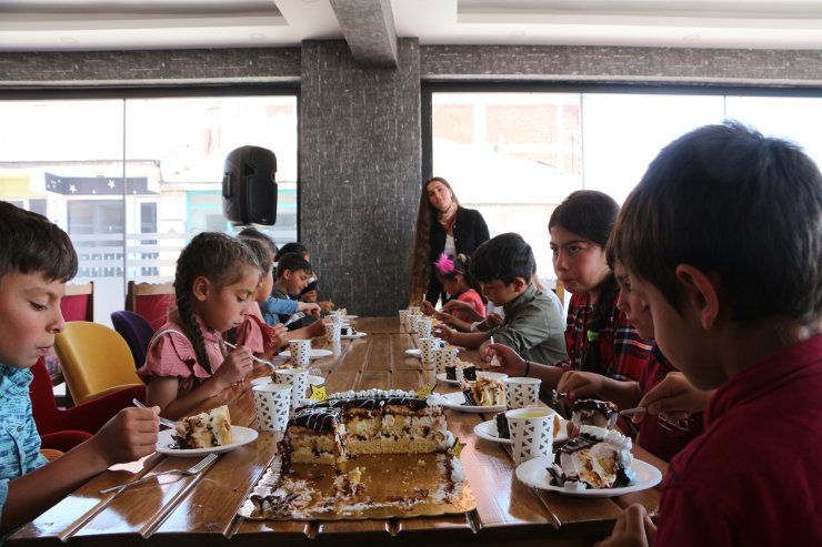 Okuyamamanın burukluğunu, köy okullarındaki öğrencilere pasta ikram ederek gideriyor