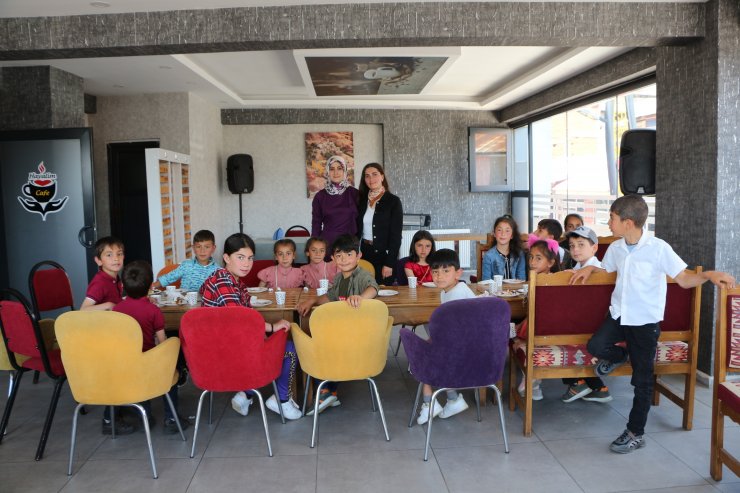 Okuyamamanın burukluğunu, köy okullarındaki öğrencilere pasta ikram ederek gideriyor