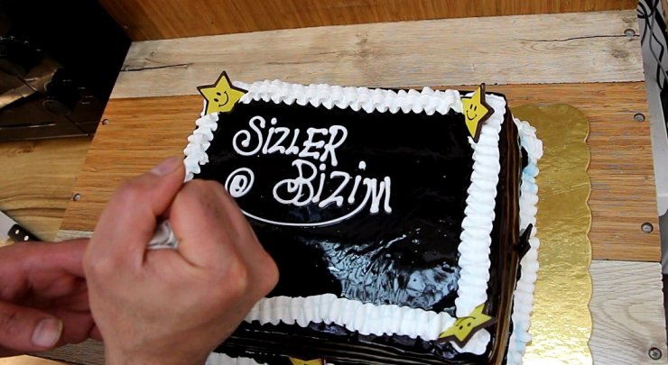 Okuyamamanın burukluğunu, köy okullarındaki öğrencilere pasta ikram ederek gideriyor