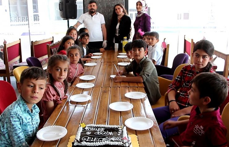 Okuyamamanın burukluğunu, köy okullarındaki öğrencilere pasta ikram ederek gideriyor