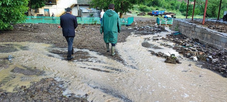 Sağanak yağış, sele neden oldu