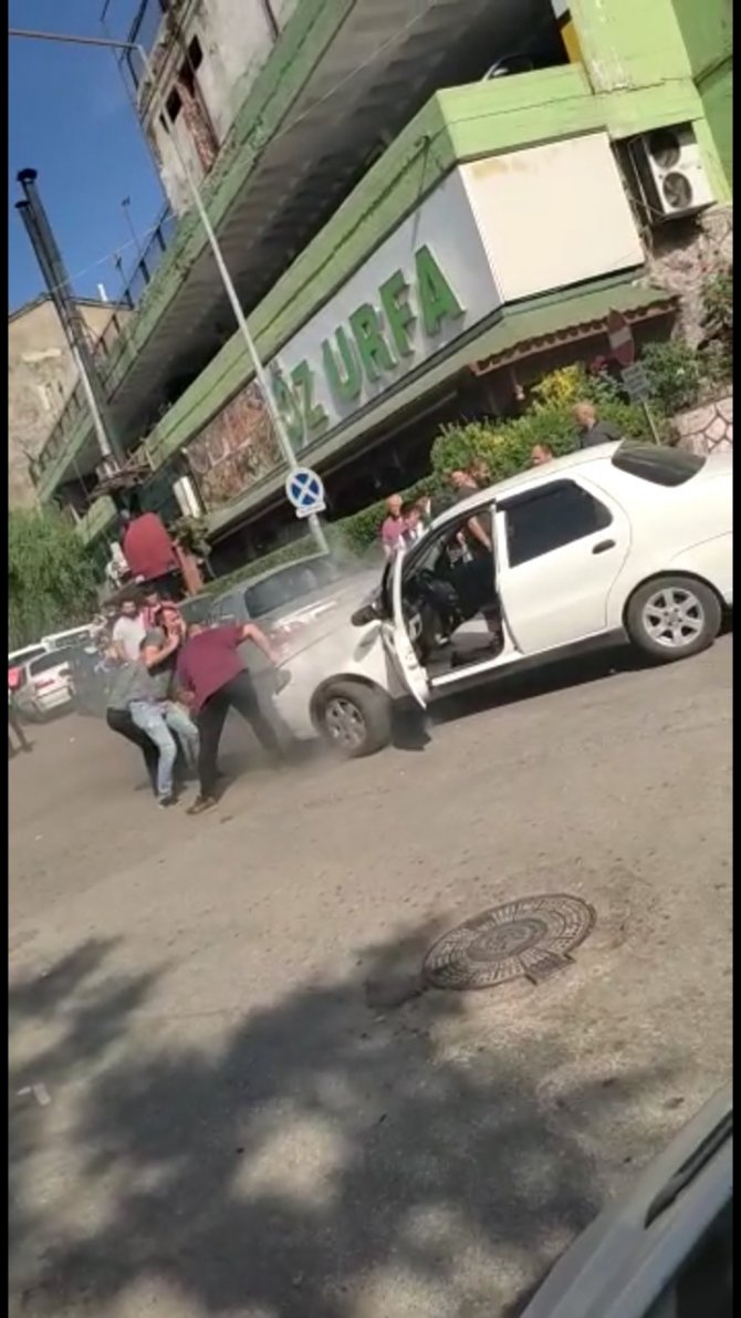 Seyir halindeki araç alev aldı, sürücünün yardımına vatandaşlar koştu