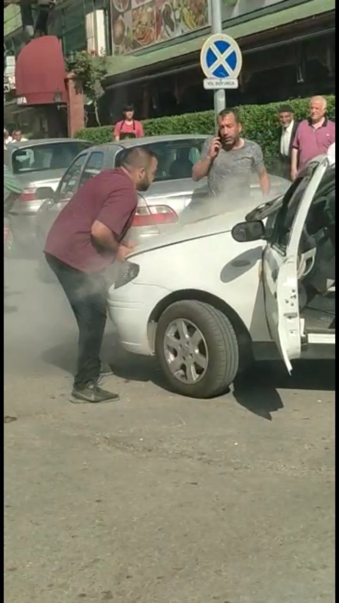 Seyir halindeki araç alev aldı, sürücünün yardımına vatandaşlar koştu