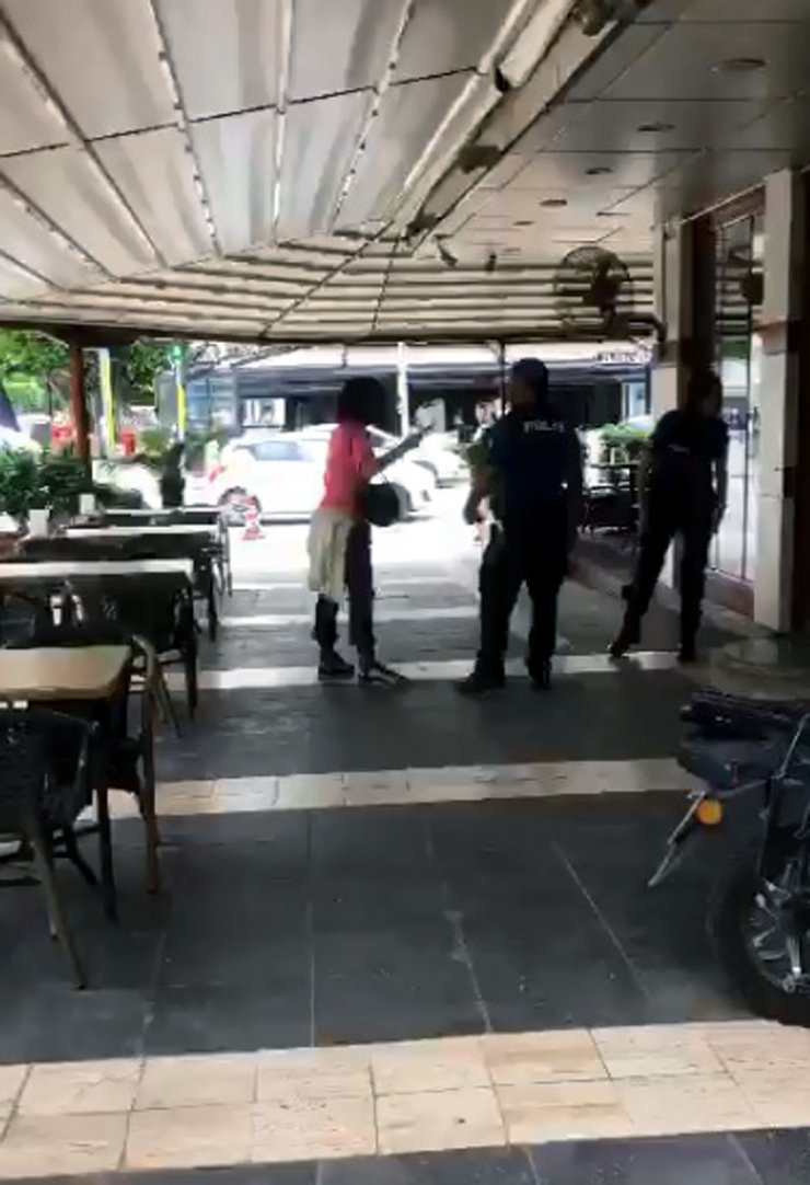 Yediği tatlının parasını ödemedi; iş yerinin camlarını kırdı