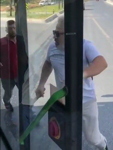 Yol verme tartışmasında sopayla otobüse saldırdı