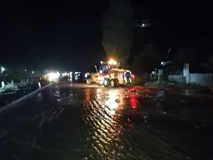 Aksaray- Nevşehir kara yolu sel nedeniyle bir süre ulaşıma kapandı