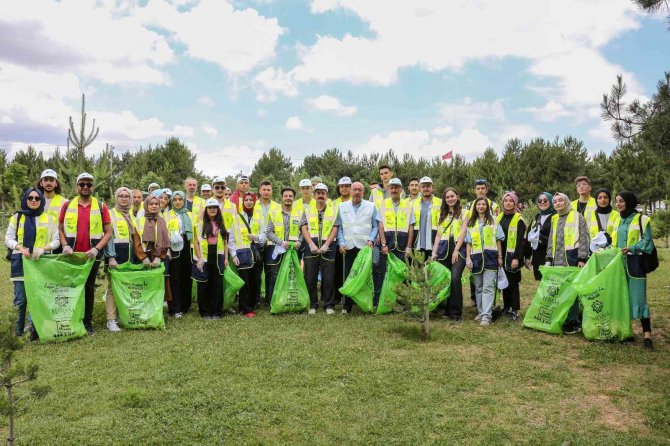 Başkan Kavuş üniversiteli gençlerle çevre temizliği yaptı