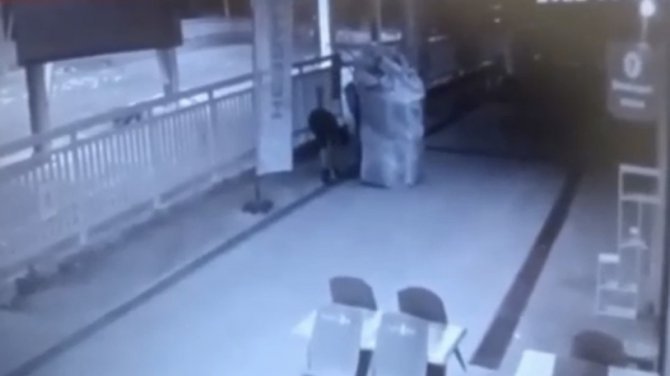 Çekçekli hırsız yoldaki mazgalları çaldı