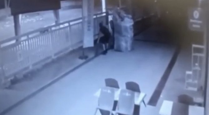 Çekçekli hırsız yoldaki mazgalları çaldı