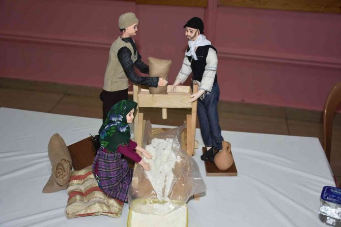 Devlet sanatçısı minyatür bebeklerle kültürü yaşatıyor