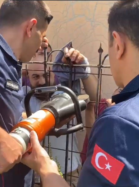 Eline demir saplanan işçiyi itfaiyeciler kurtardı