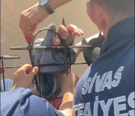 Eline demir saplanan işçiyi itfaiyeciler kurtardı