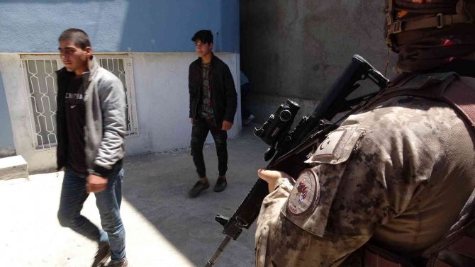 Evin bodrumunda 24 düzensiz göçmen yakalandı