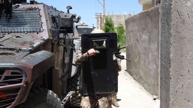 Evin bodrumunda 24 düzensiz göçmen yakalandı